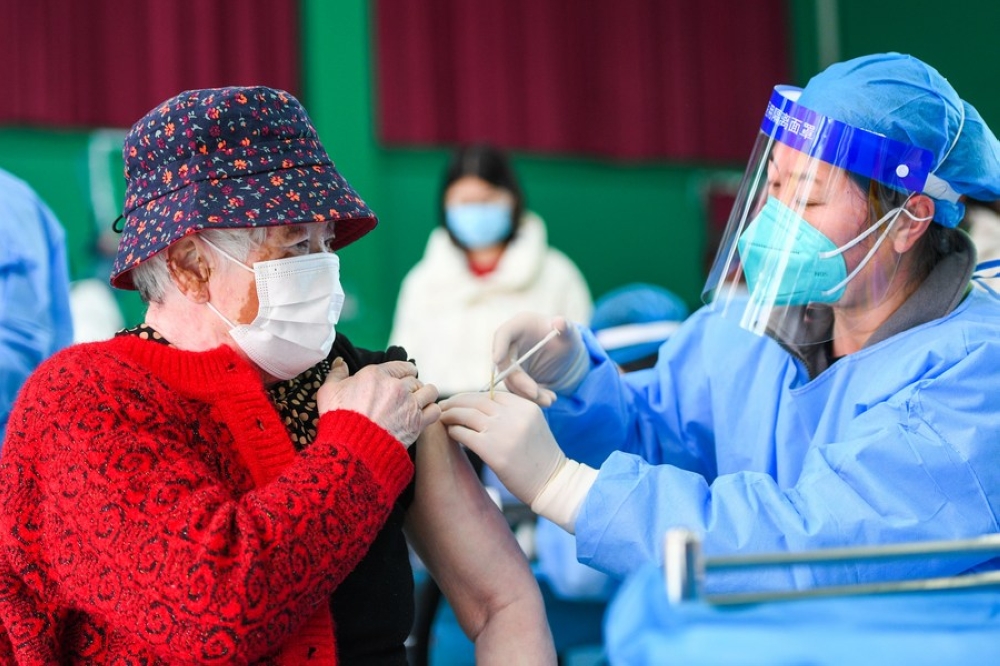An elderly woman receives a dose of COVID-19 vaccine in Hohhot, north China&#039;s Inner Mongolia Autonomous Region, March 22, 2022. (Xinhua/Liu Lei)