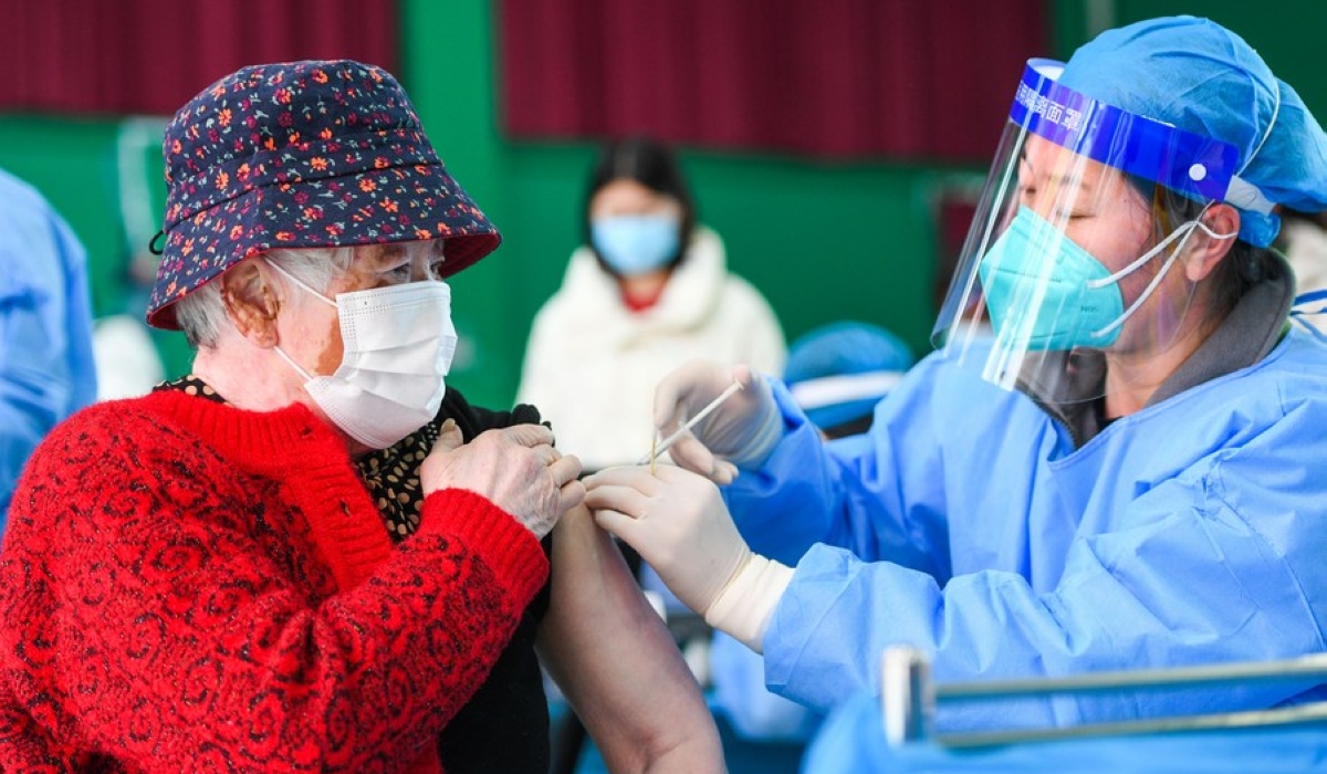 An elderly woman receives a dose of COVID-19 vaccine in Hohhot, north China&#039;s Inner Mongolia Autonomous Region, March 22, 2022. (Xinhua/Liu Lei)