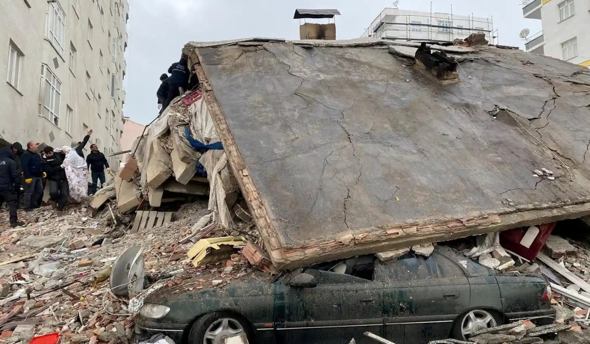 People search through rubble in Diyarbakir, Turkey. Photograph: Sertaç Kayar/Reuters