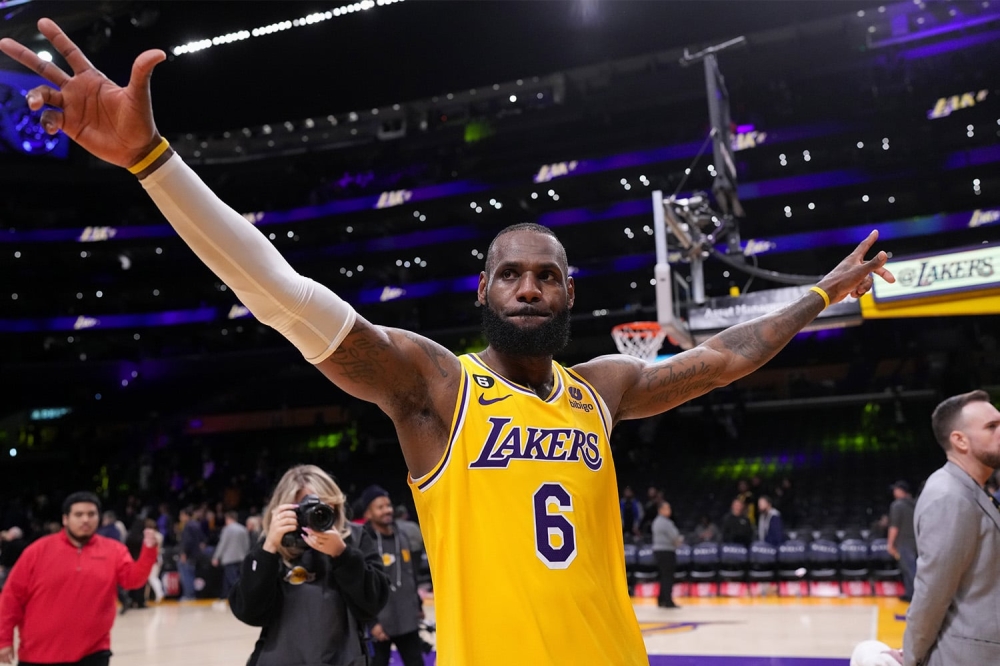 LeBron James, with a 21-foot jump shot with 10.9 seconds left in the third quarter, James surpassed Kareem&#039;s 38,387 career points to move into the No. 1 spot on the league&#039;s all-time scoring list.