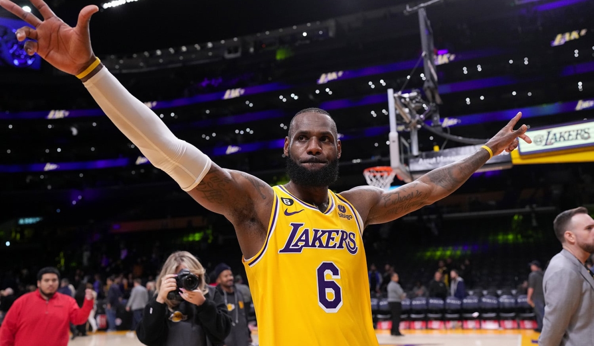 LeBron James, with a 21-foot jump shot with 10.9 seconds left in the third quarter, James surpassed Kareem&#039;s 38,387 career points to move into the No. 1 spot on the league&#039;s all-time scoring list.