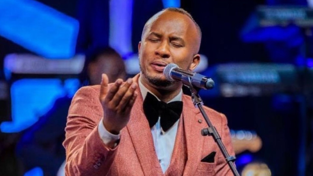 Traditional singer Ibrahim Cyusa has refuted rumors that he is dating Nadjima Usanase.