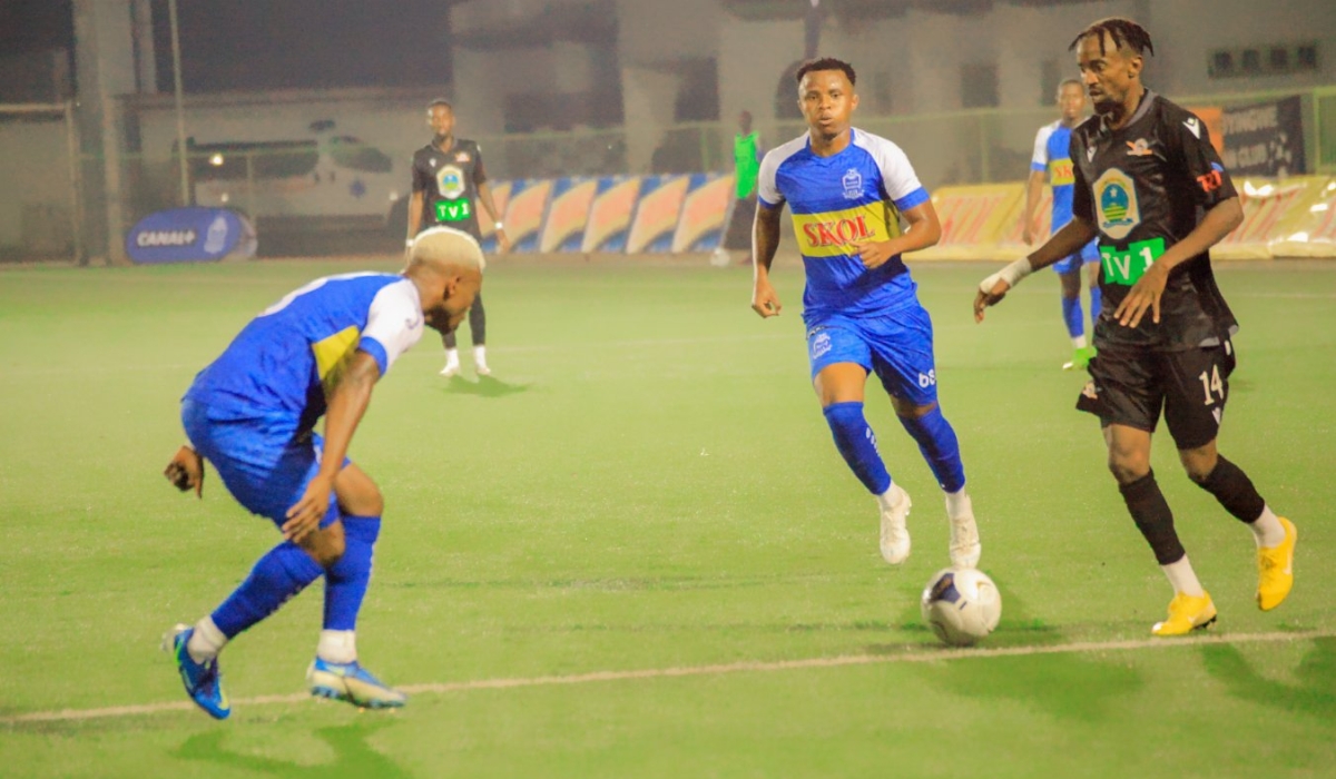 Gasogi United winger tries to go past Rayon sports midfielders during a 1-0 match in December 2022. The two teams square off at Bugesera Stadium on Saturday, February 18. File