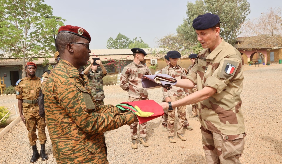 Head of Burkina Faso&#039;s army Colonel Adam Nere receives a flag from French Lieutenant-Colonel Louis Lecacheur during a military handover ceremony to officially mark the end of French military operations on Burkinabe soil, at the base of Kamboincin, Burkina Faso February 18, 2023. Burkina Faso&#039;s General Staff of the Armed Forces/Handout via REUTERS