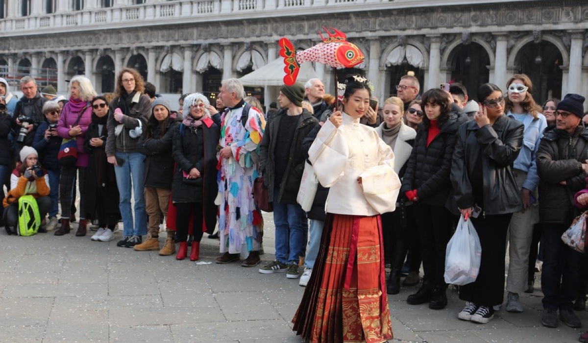A volunteer wearing Hanfu, an ancient clothing traditionally used to be worn by ethnic-majority Han Chinese, participates in a parade launched at the Piazza San Marco during the Venice Carnival in Venice, Italy, Feb. 17, 2023. (Confucius Institute at Ca&#039; Foscari University of Venice/Handout via Xinhua)