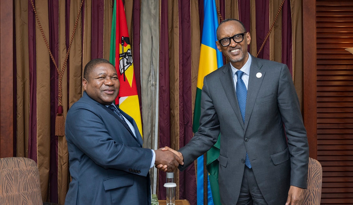 President Paul Kagame meets with President Filipe Nyusi of Mozambique in Addis Ababa on February 17. Photo by Village Urugwiro