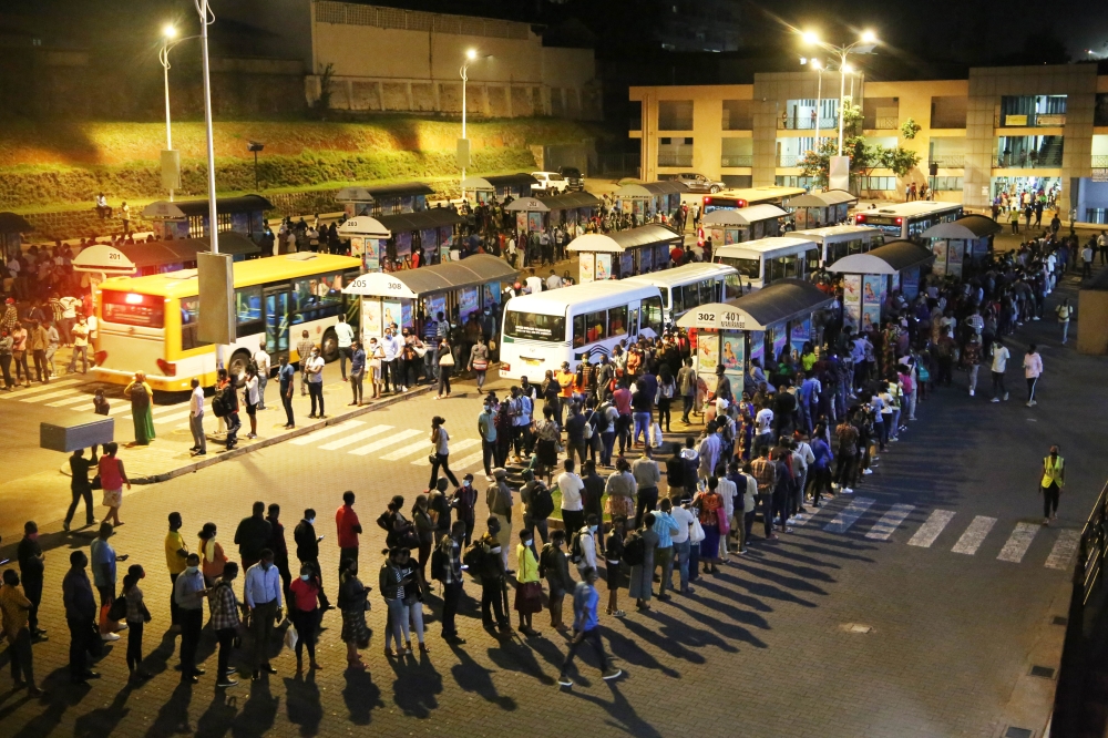 Hundreds of commuters queuing as they wait for buses at downtown taxi park in Kigali. Photo by Craish Bahizi