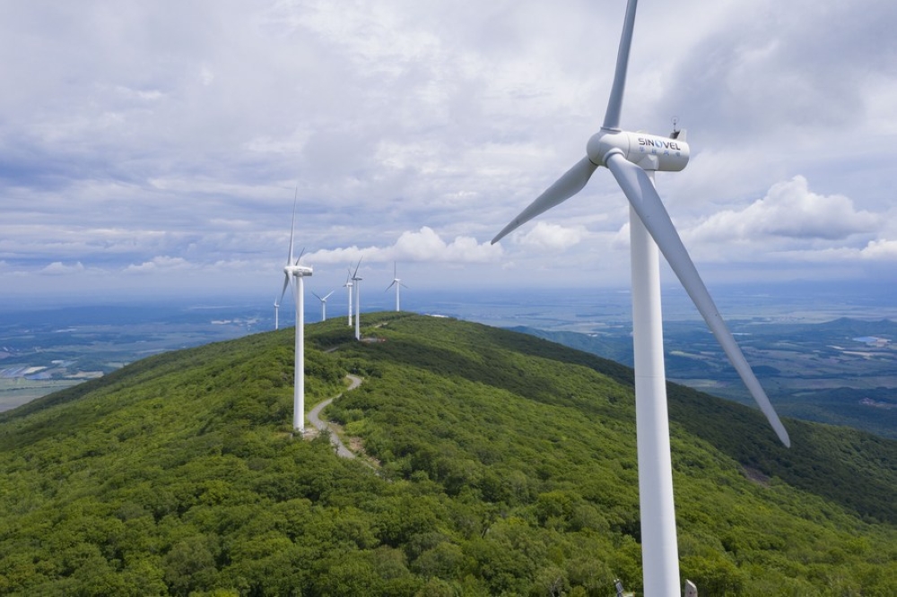 This aerial photo taken on June 19, 2022 shows wind turbines in a forest park in Raohe County, northeast China&#039;s Heilongjiang Province. (Xinhua/Xie Jianfei)