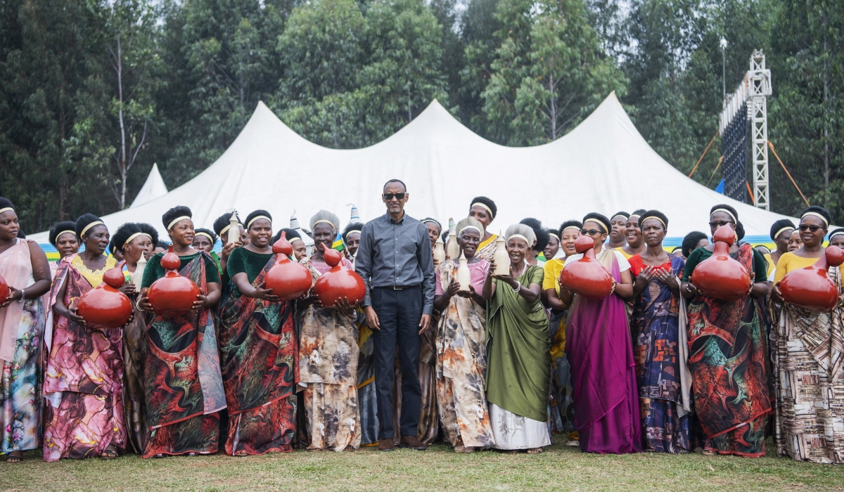 President Paul Kagame poses for a photo with women during his visit in Nyamasheke on August 27, 2022. Photo by Village Urugwiro