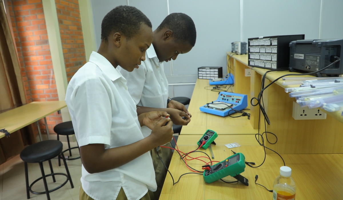 Students during exercise in Laboratory. Photo by Craish Bahizi