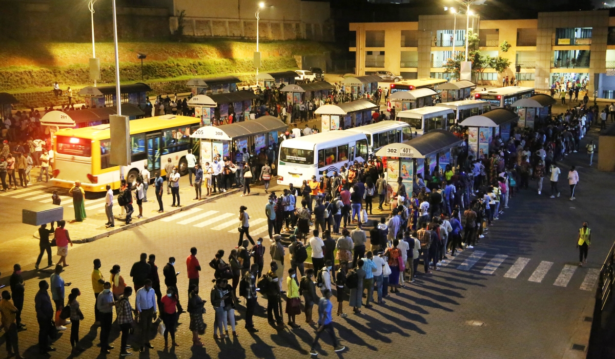 Hundreds of passengers wait for buses at Downtown taxi park in Kigali . Photo by Craish Bahizi 