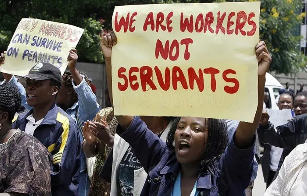 Zimbabwe offers 100% pay rise to public servants