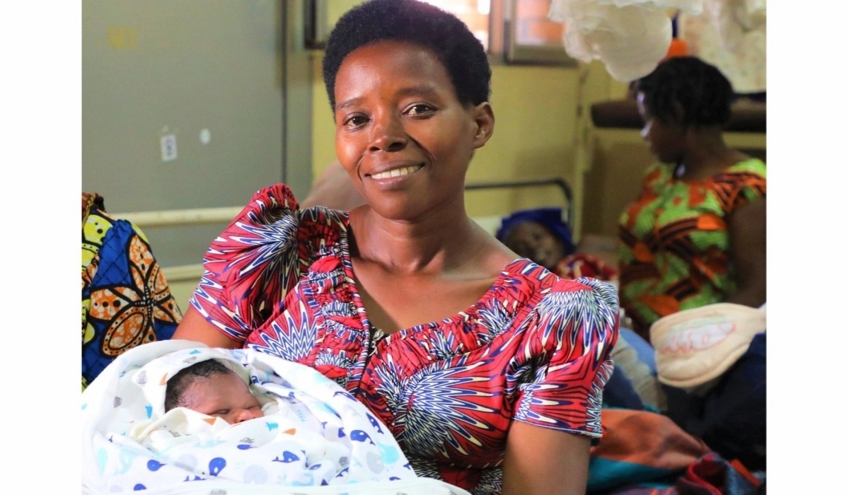 A woman with her newborn at Kacyiru Hospital. The debate to double the maternity leave for new mothers to six months is gaining momentum.