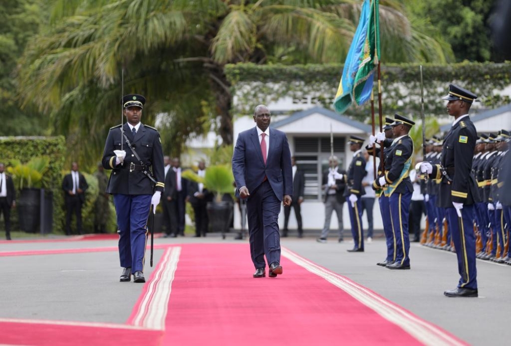 President Ruto inspects a guard of honour mounted by Rwanda Defence Force at Village Urugwiro in Kigali as he began his two-day state visit to Rwanda. Photo by Olivier Mugwiza