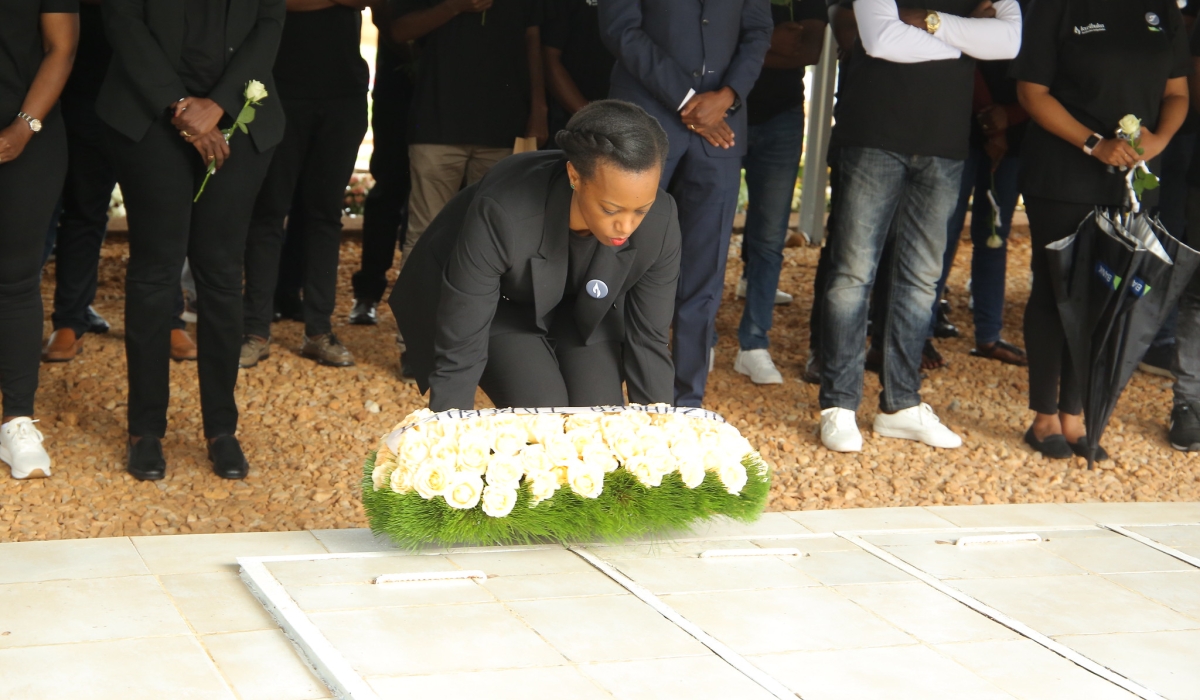 The Managing Director of BPR Bank Rwanda, Patience Mutesi, lays  a wreath to honour victims of Genocide against the Tutsi at Nyanza-Kicukiro Genocide Memorial on Friday, April 14. All photos by Craish Bahizi