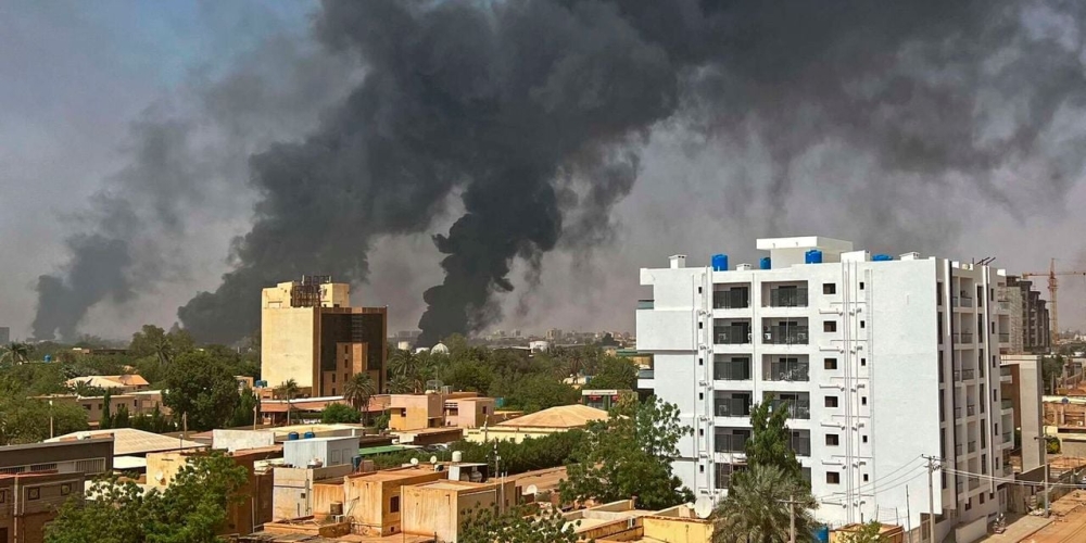 Smoke billows above residential buildings in Khartoum on April 16, 2023, as fighting in Sudan raged for a second day in battles between rival generals. Photo: AFP