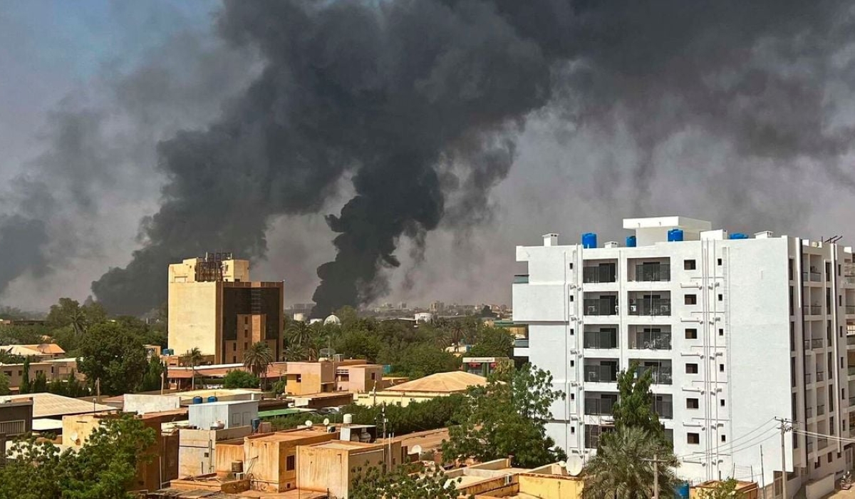 Smoke billows above residential buildings in Khartoum on April 16, 2023, as fighting in Sudan raged for a second day in battles between rival generals. Photo: AFP