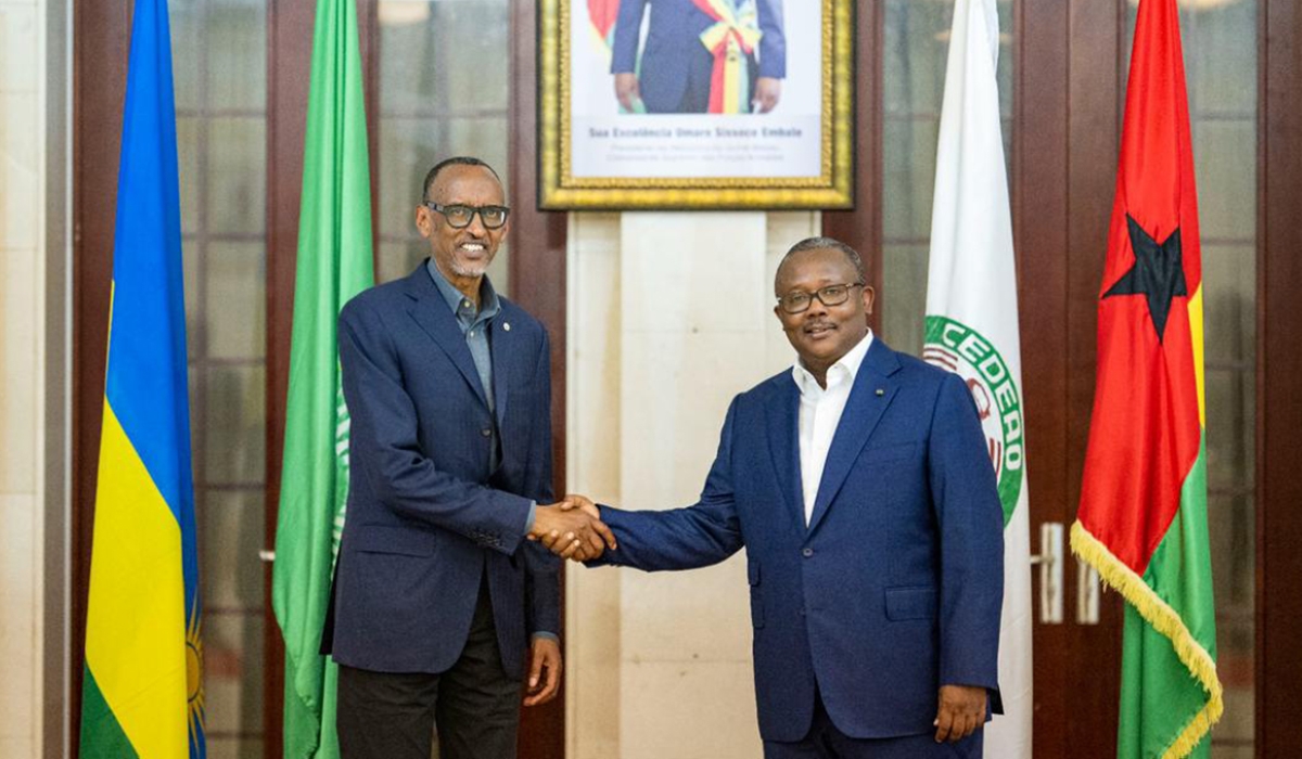 President Kagame arrived in Guinea-Bissau on April 17 for a state visit. On arrival, he was welcomed by his counterpart Umaro Sissoco Embaló. The two Heads of State held a closed-door meeting before proceeding to bilateral discussions with members of both delegations. (Photos: Village Urugwiro)