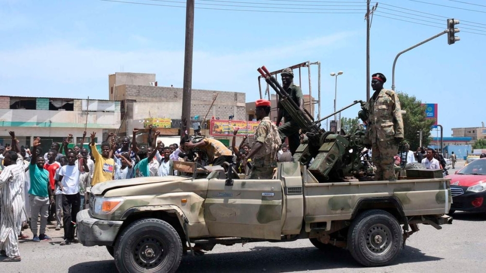 People greet Sudanese army soldiers loyal to army chief Abdel Fattah al-Burhan in the Red Sea city of Port Sudan on April 16, 2023. Fighting between the army and paramilitaries in Sudan has killed around 200 people and wounded 1,800. Photo: AFP
