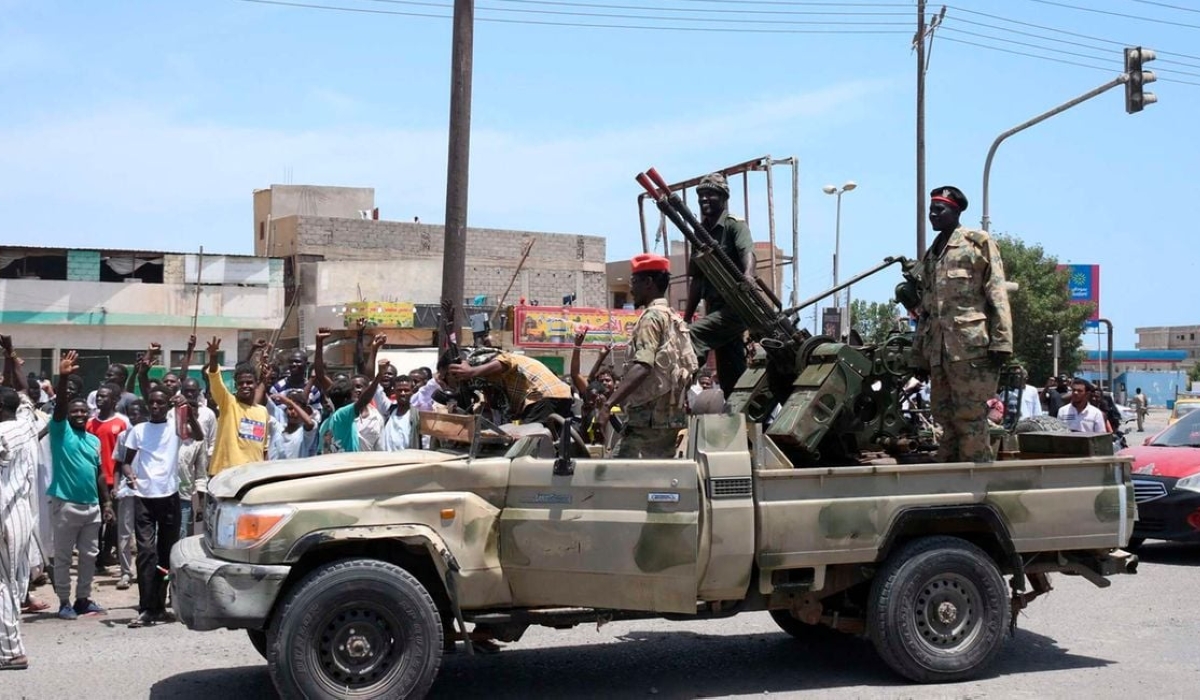 People greet Sudanese army soldiers loyal to army chief Abdel Fattah al-Burhan in the Red Sea city of Port Sudan on April 16, 2023. Fighting between the army and paramilitaries in Sudan has killed around 200 people and wounded 1,800. Photo: AFP