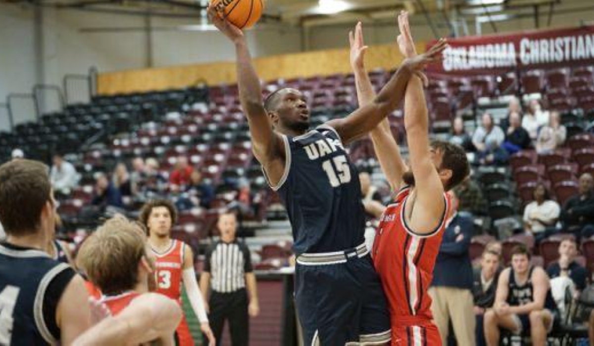 Cadeaux de Dieu Furaha playing basketball, in his senior year, at the Ogburn School in the USA in 2022. Courtesy 