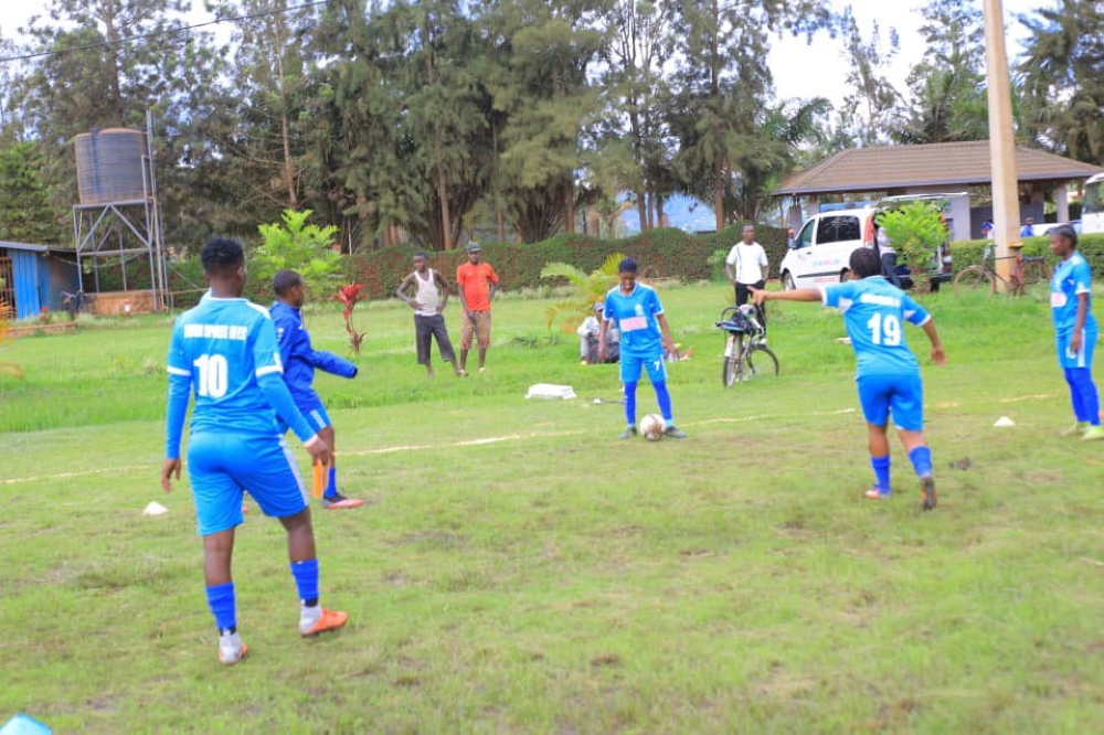 Rayon Sports women players in action during their 1-0 quarter final second leg defeat to APAER.
Club coach Mohammed Nonde blamed bad pitch conditions for the result. Photo: Courtesy.