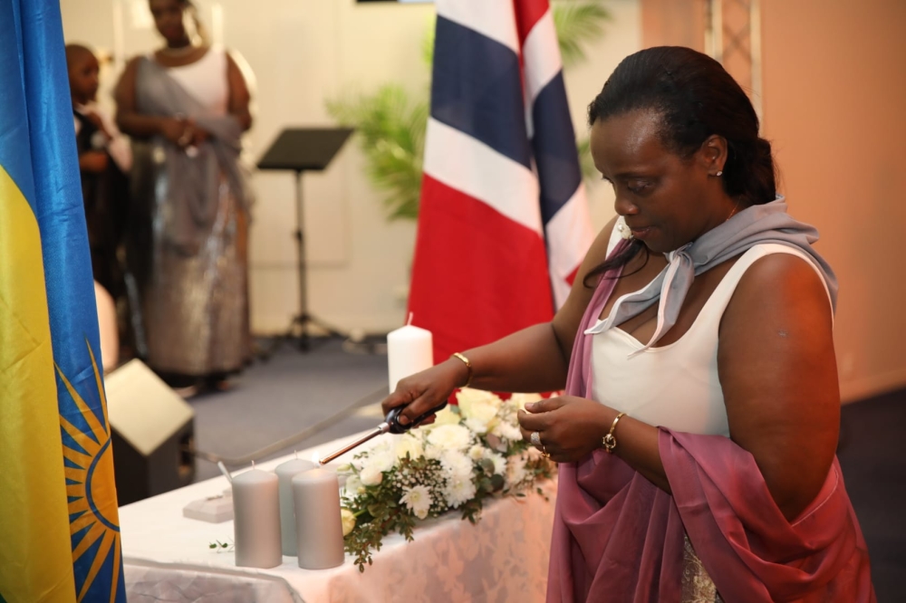 Ambassador Diane Gashumba lights candle at Kwibuka29 in Oslo