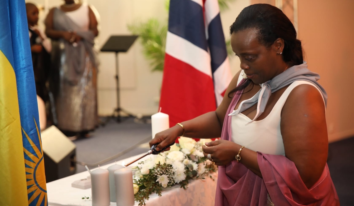 Ambassador Diane Gashumba lights candle at Kwibuka29 in Oslo