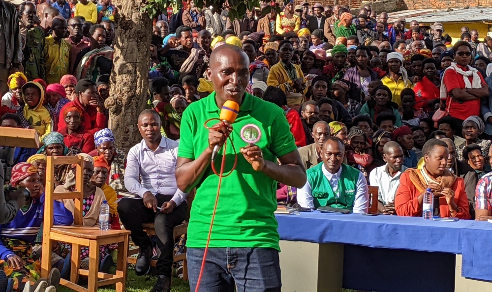 Mayor Janvier Ramuli speaking to residents in Shingiro Sector