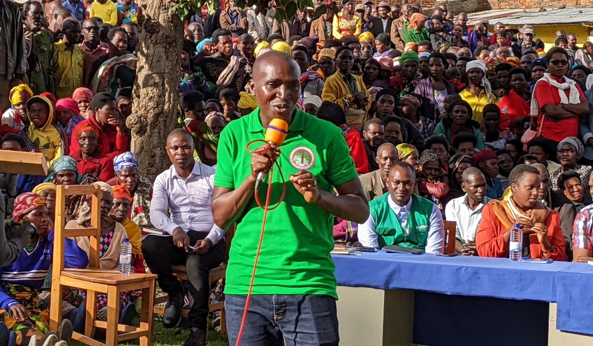 Mayor Janvier Ramuli speaking to residents in Shingiro Sector