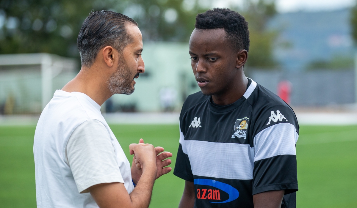 APR coach Ben Moussa(L) gives instructions to striker Inocent Nshuti during club&#039;s shock 2-1 defeat to Police on Saturday at Kigali Pele Stadium-Olivier Mugwiza