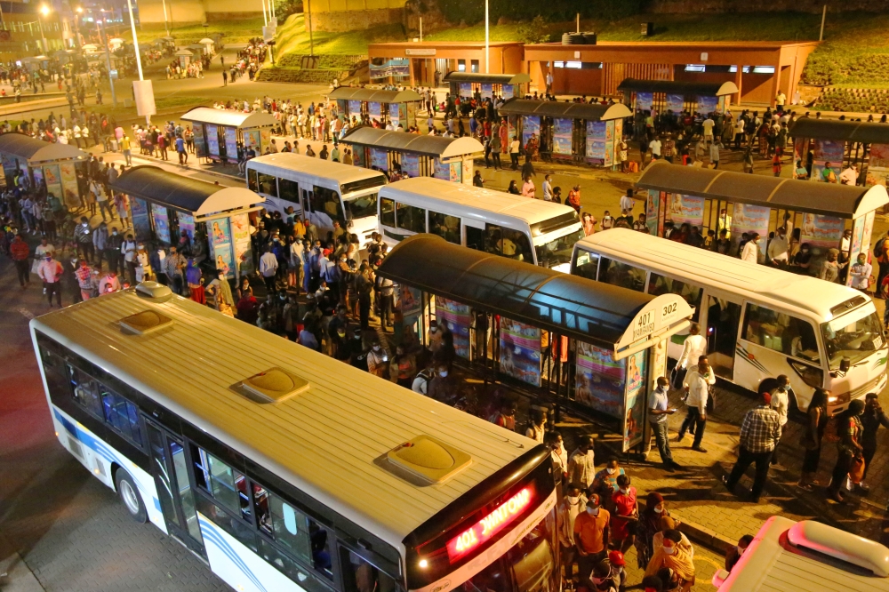 Commuters queue as they wait for buses at Kigali ‘s downtown taxi park. A report by Rwanda Governance Board (RGB) indicates that public transport was appreciated at a rate of 64 per cent while the passenger satisfaction rate regarding waiting for buses was at 31 per cent. Photo: Craish Bahizi.