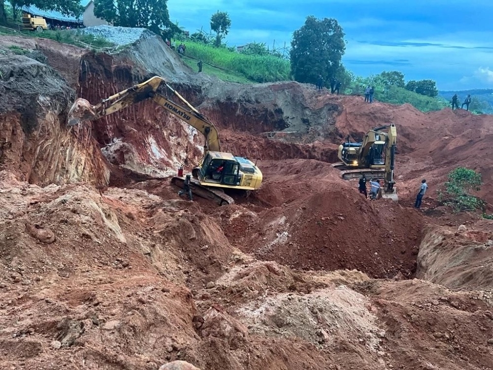A rescue team using tractors to help six workers trapped in an illegal mine that collapsed in Huye district last week. Landslides have made the operation difficult. Courtesy  