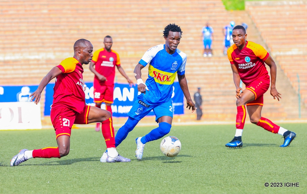 Rayon Sports winger Joackim Ojera tries to drible past Police defenders. The two teams face off in Wednesday&#039;s Peace Cup quarter final game-Photo IGIHE