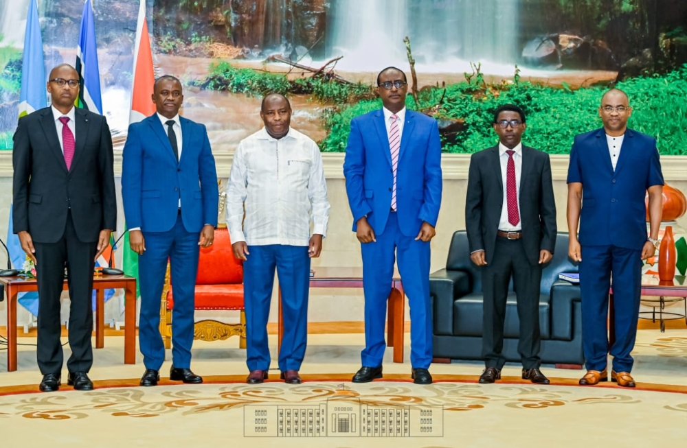 Burundian President Evariste Ndayishimiye (third left) on Wednesday, April 26, received a delegation from Rwanda that delivered a message from his counterpart, President Paul Kagame. The Rwandan delegation was led by the Minister of State in charge of the East African Community in the Ministry of Foreign Affairs, Manasseh Nshuti (third right).