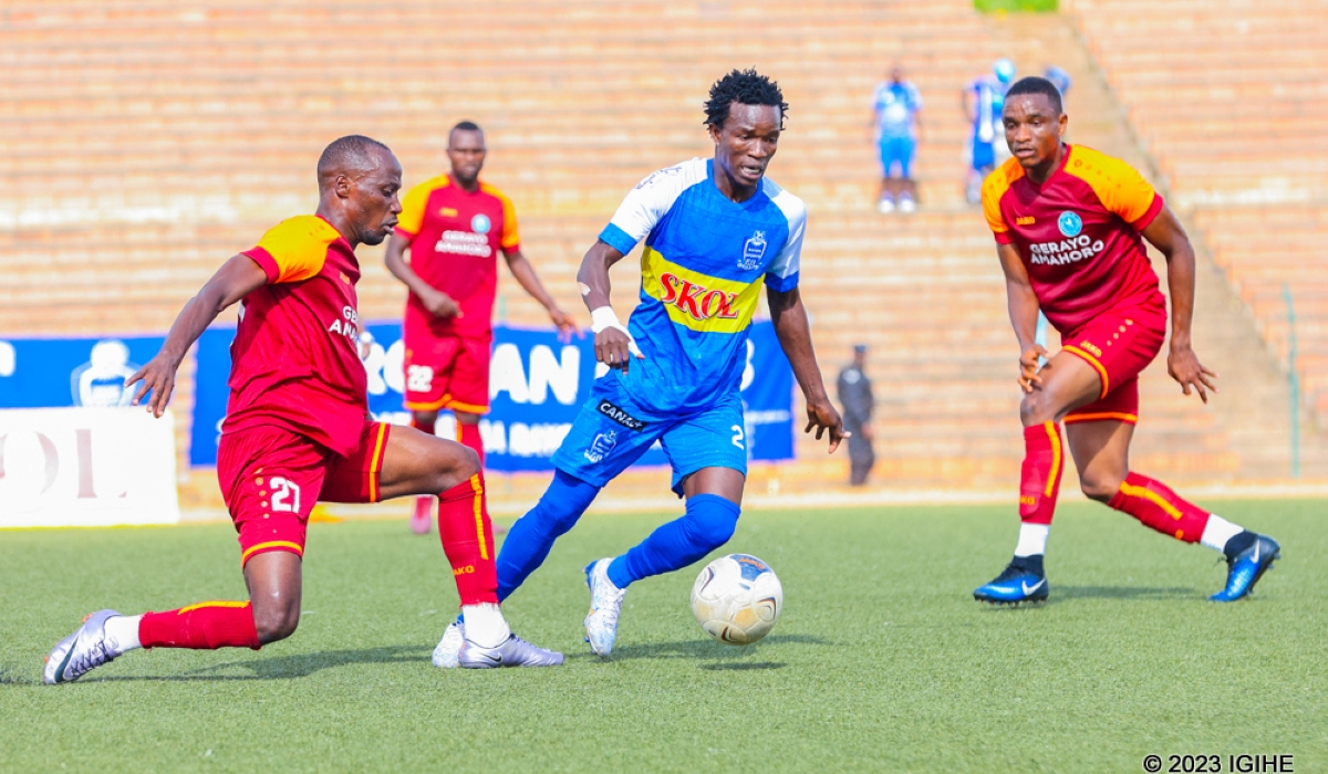 Rayon Sports winger Joackim Ojera tries to drible past Police defenders. The two teams face off in Wednesday&#039;s Peace Cup quarter final game-Photo IGIHE