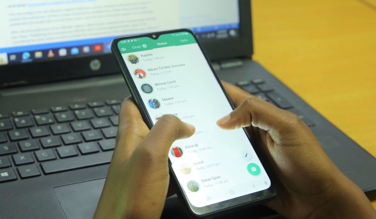 Use of computers and smartphones may cause tingling and numbness in hands and fingers. Photo by Craish Bahizi