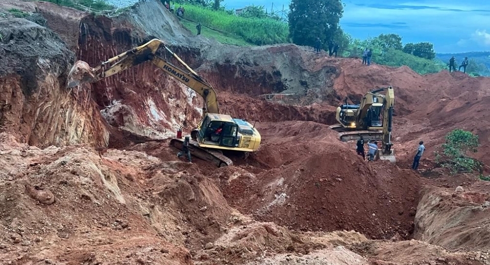 A rescue team using tractors to help six workers trapped in an illegal mine that collapsed in Huye district last week. Landslides have made the operation difficult. Photo Courtesy  