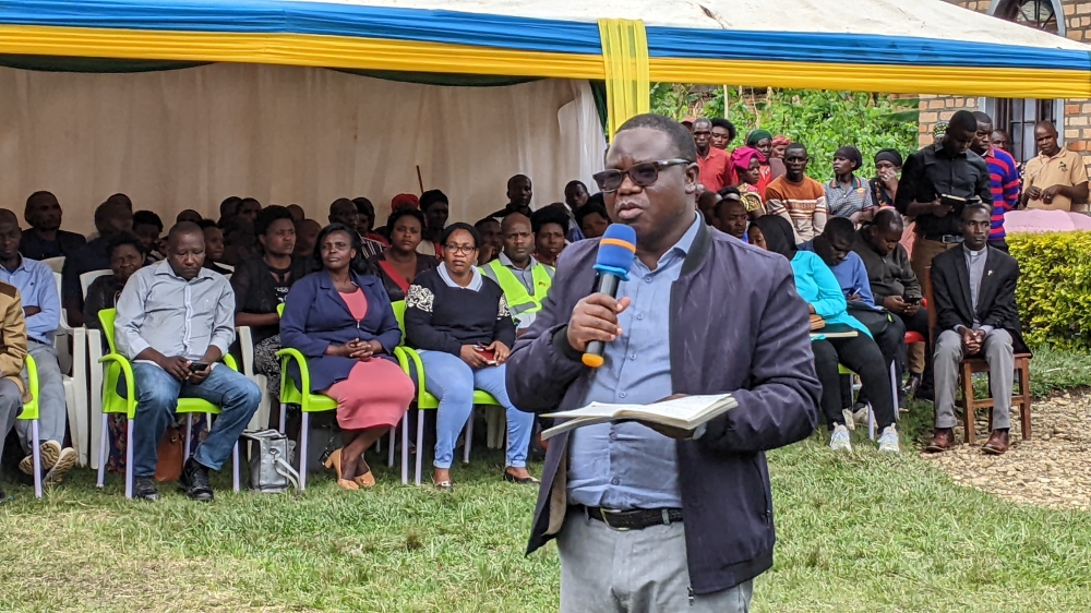 Governor Habitegeko speaking to residents in Bweyeye sector, Rusizi District. All photos by Germain Nsanzimana