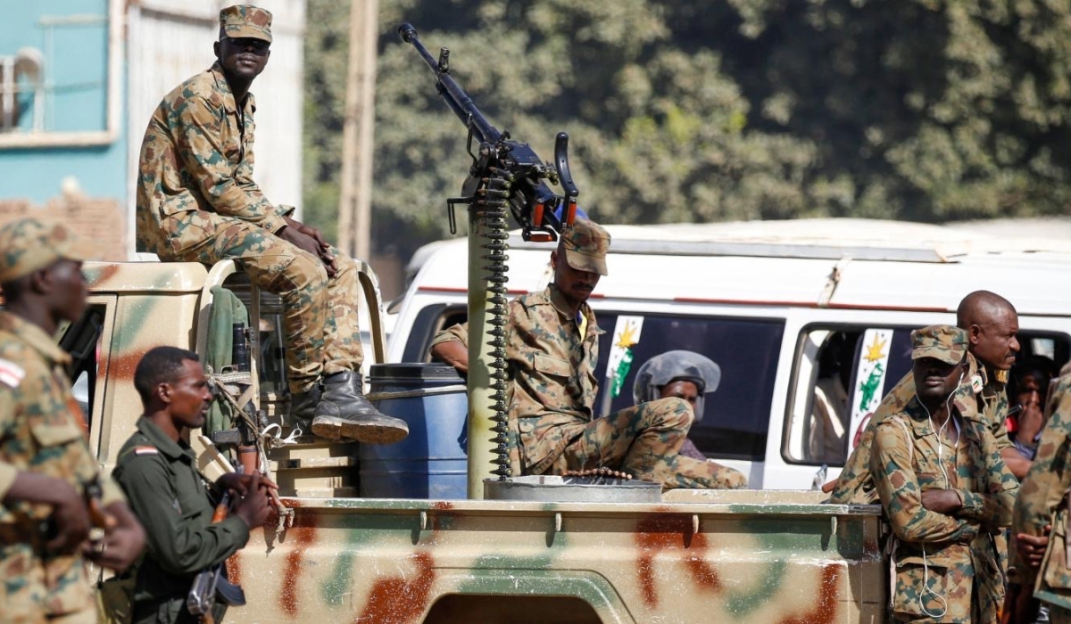 Sudanese security forces stand guard outside the foreign ministry in Khartoum Photo (AFP)