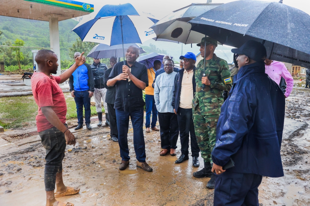 Prime Minister Edouard Ngirente with other officials interact with a resident of Shyira Sector in Nyabihu District on May 4, following the floods that ravaged the area last week. On his left are; Francois Habitegeko, the Governor of Western
Province, Jean Claude Musabyimana, the Minister of Local Government, Rwanda Defence Force Chief of Defence Staff Gen Jean Bosco Kazura and the Inspector General of Police Felix Namuhoranye. Photo: Cyril Ndegeya.