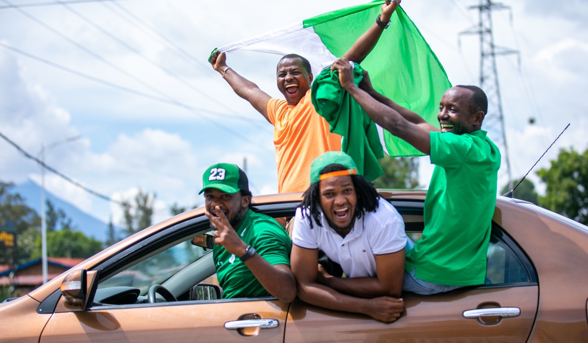 RTV showbiz reporter Lucky Nzeyimana with other SC Kiyovu fans raise the team&#039;s flag  on their way to Musanze to support their side at Ubworoherane Stadium on Sunday, May 7. All Photos by Olivier Mugwiza