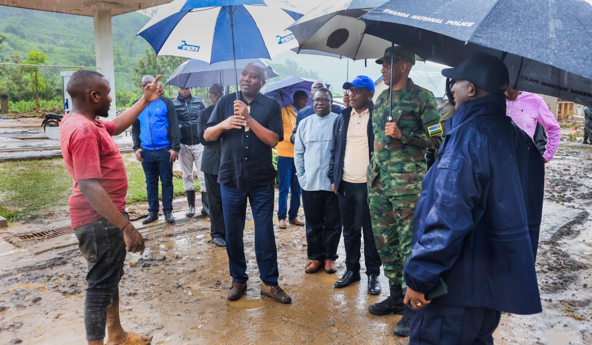 Prime Minister Edouard Ngirente with other officials interact with a resident of Shyira Sector in Nyabihu District on May 4, following the floods that ravaged the area last week. On his left are; Francois Habitegeko, the Governor of Western
Province, Jean Claude Musabyimana, the Minister of Local Government, Rwanda Defence Force Chief of Defence Staff Gen Jean Bosco Kazura and the Inspector General of Police Felix Namuhoranye. Photo: Cyril Ndegeya.