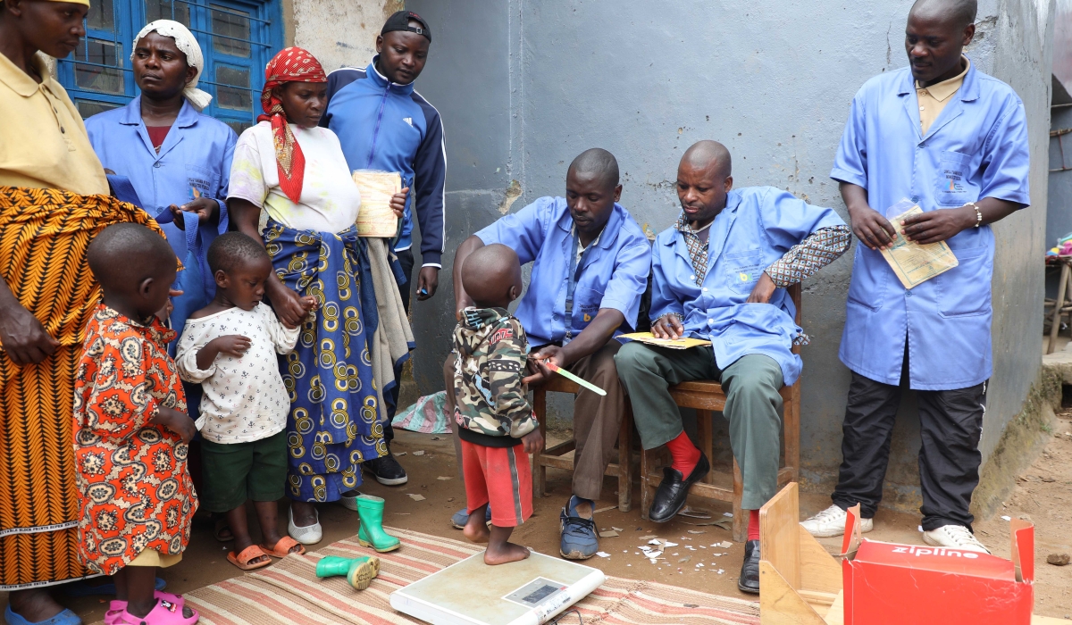 Community health workers take measurements of children’s height, weight, and upper arm circumference to diagnose malnutrition. Photo by  Moise Bahati 