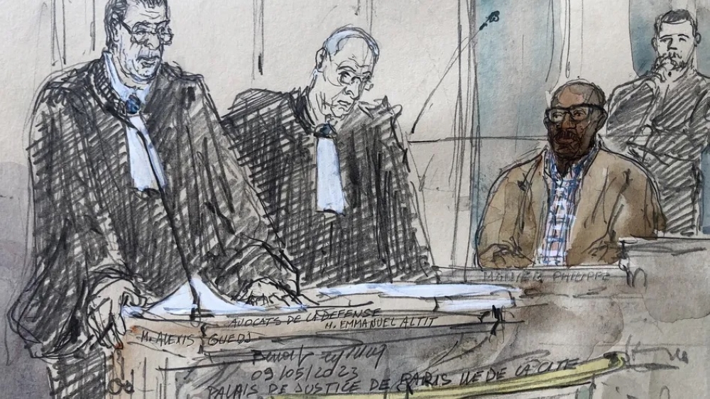 The former Rwandan gendarme Philippe Hategekimana (on the right), who became a French citizen in 2005 under the name Philippe Manier, accused of participating in massacres of Tutsi civilians, during his trial at the Palace of Justice in Paris on May 10, 2023. (BENOIT PEYRUCQ / AFP)