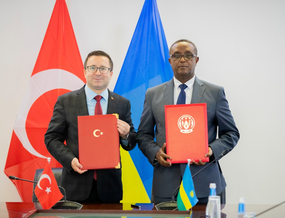 Minister of Foreign Affairs and Cooperation, Dr. Vincent Biruta and Mehmet Özkan, Executive Board
Member of the Turkish Maarif Foundation during the signing event in Kigali on May 15. Courtesy