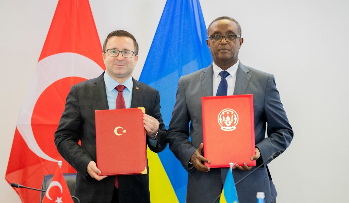 Minister of Foreign Affairs and Cooperation, Dr. Vincent Biruta and Mehmet Özkan, Executive Board
Member of the Turkish Maarif Foundation during the signing event in Kigali on May 15. Courtesy