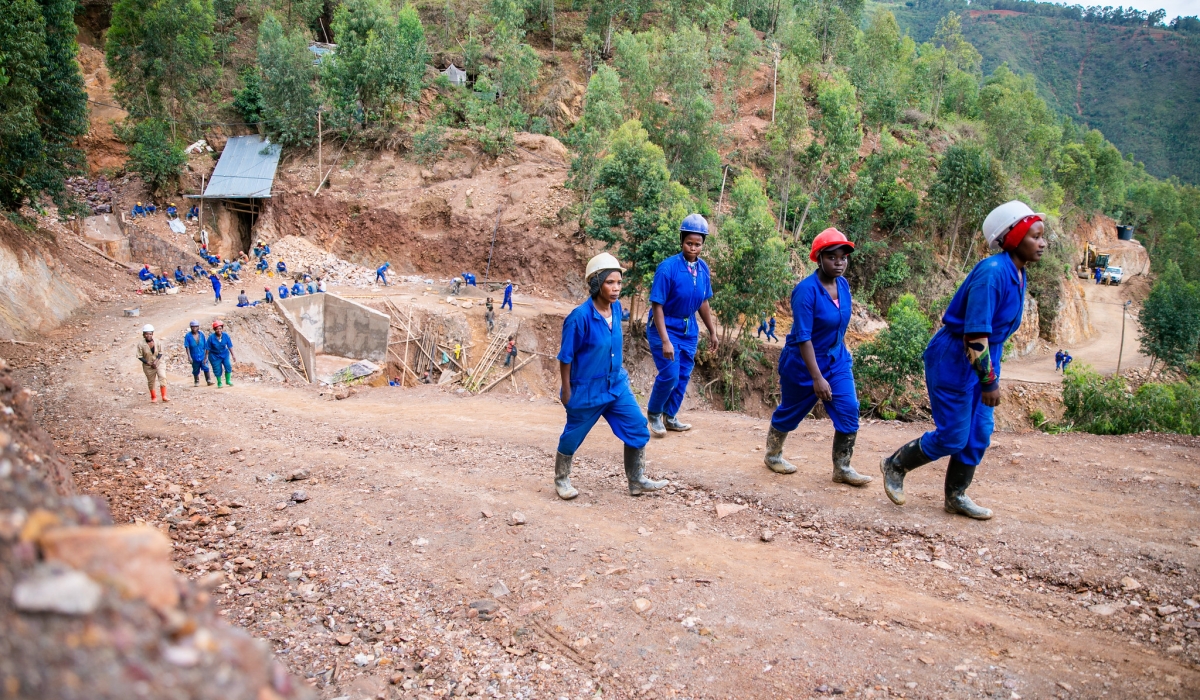 Miners at Mageragere mining site in Nyarugenge. A new report by Rwanda Mines, Petroleum
and Gas Board has revealed that there are over 1,200 sources of industrial minerals and quarries
for construction materials in Kigali. Photo: File.
