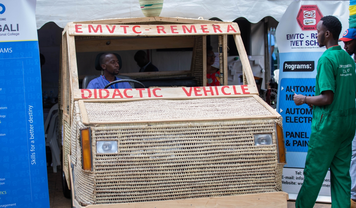 Car made from papyrus by EMVTC Remera students