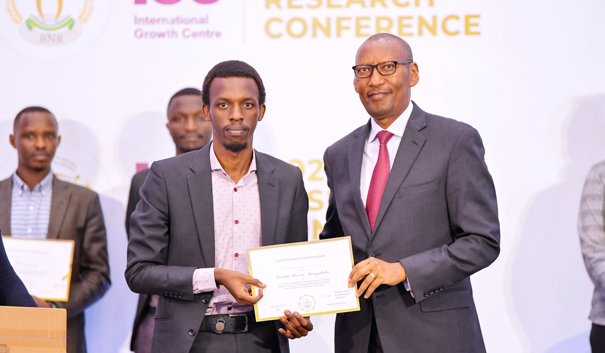 Leonidas Manayubahwe Kazana receiving his award from the Governor of the National Bank of
Rwanda (NBR)